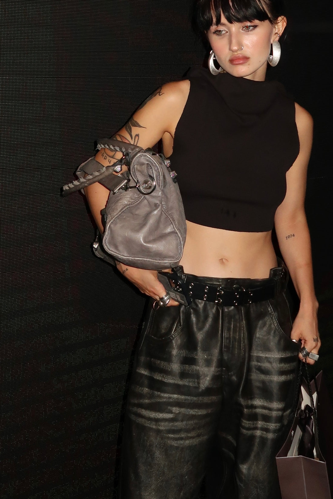 топ із грубого рубчика у чорному кольорі