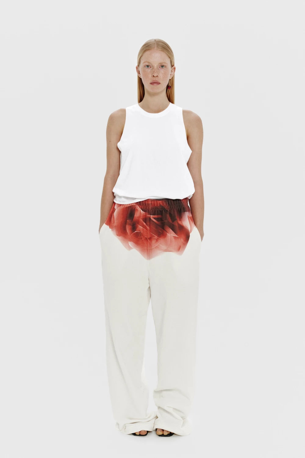 безрукавка у білому кольорі