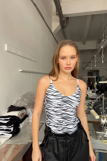 боді тигровий на бретелях у білому кольорі