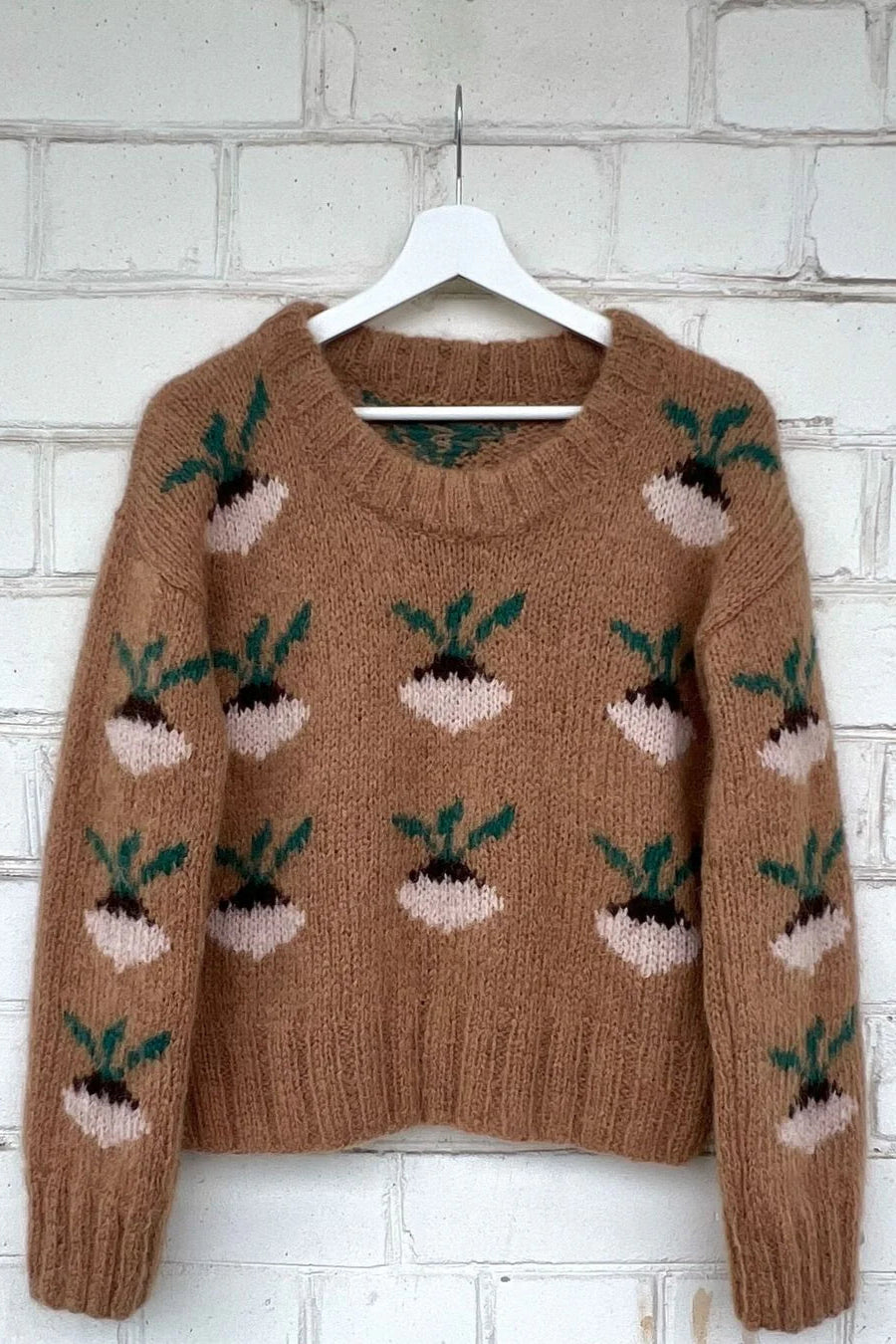 темно-бежевий светр з бурячками