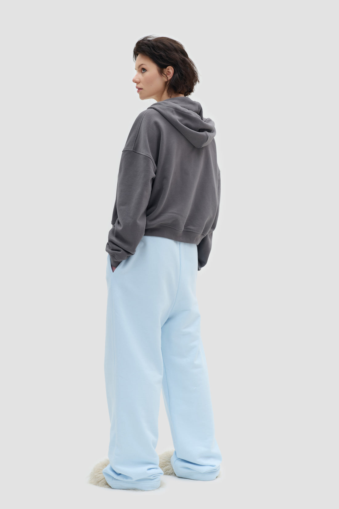 зіпер укорочений з довгими шнурками у сірому кольорі