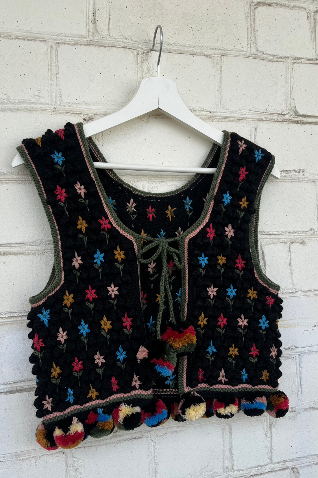 чорна етнічна жилетка з вишивкою та помпонами