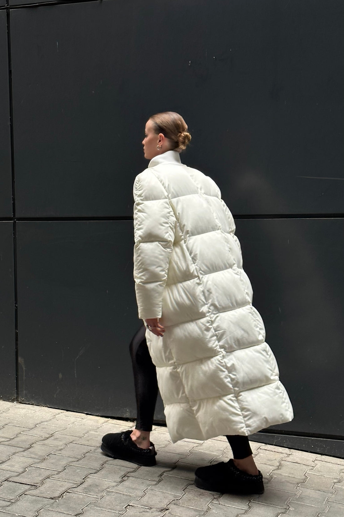 довгий пуховик у молочному кольорі