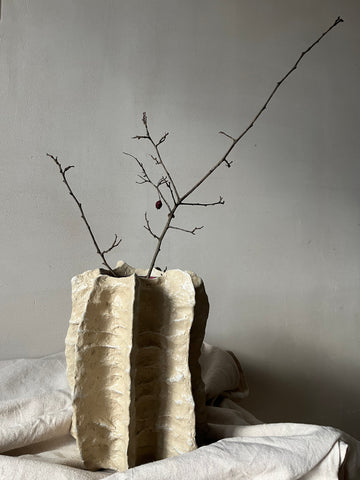 ваза у бежевому кольорі