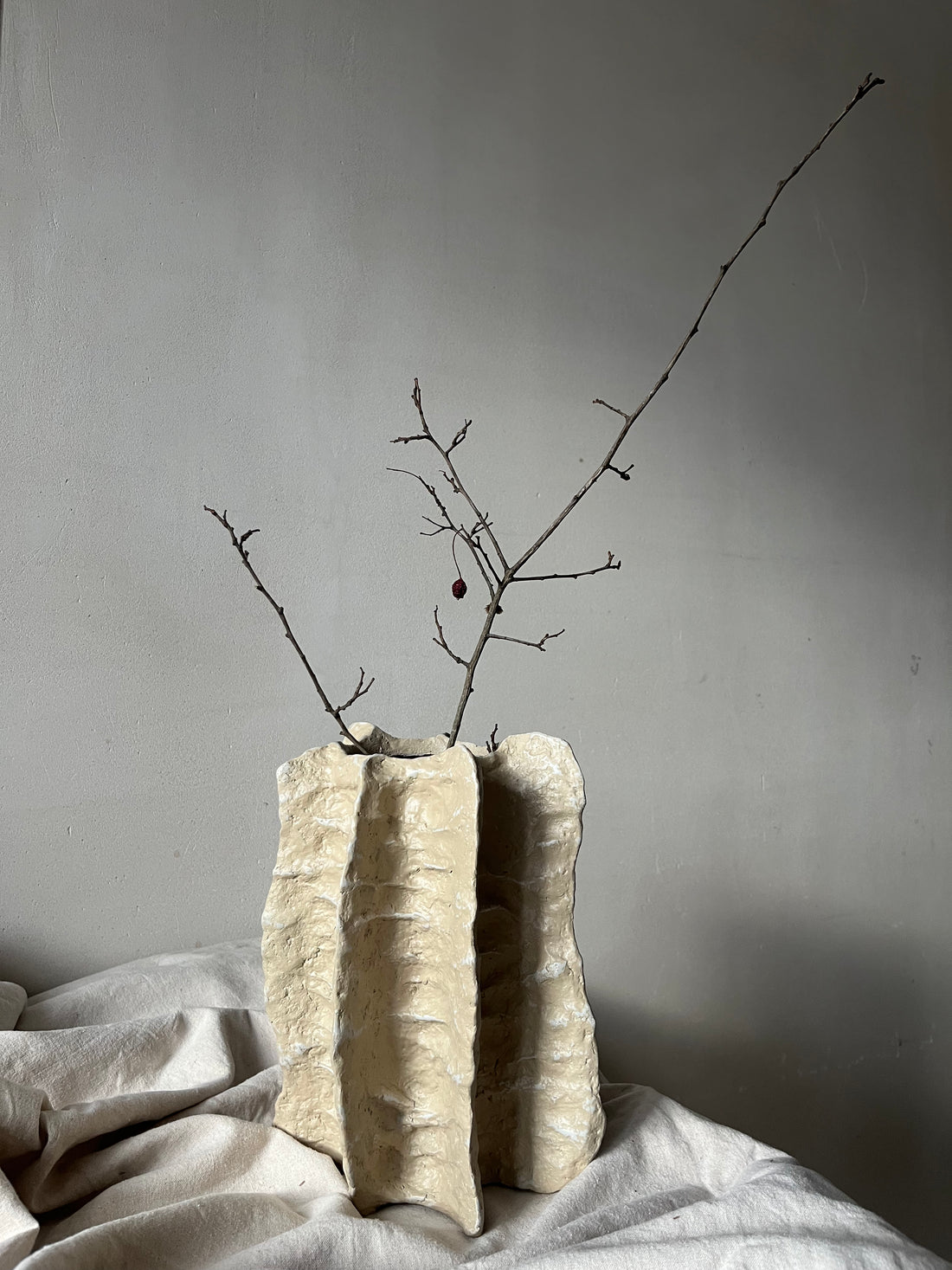 ваза у бежевому кольорі