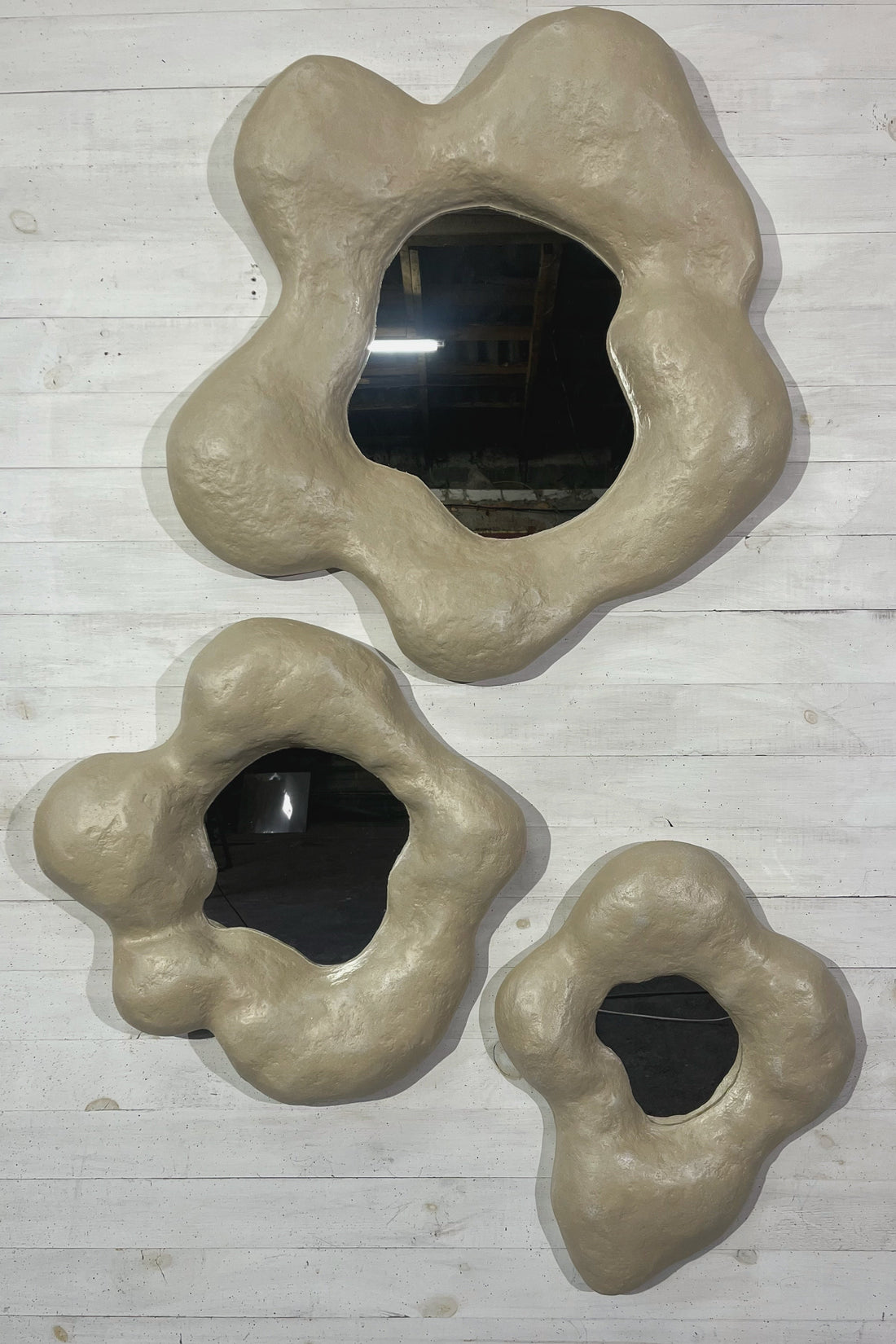 дзеркало у бежевому кольорі s