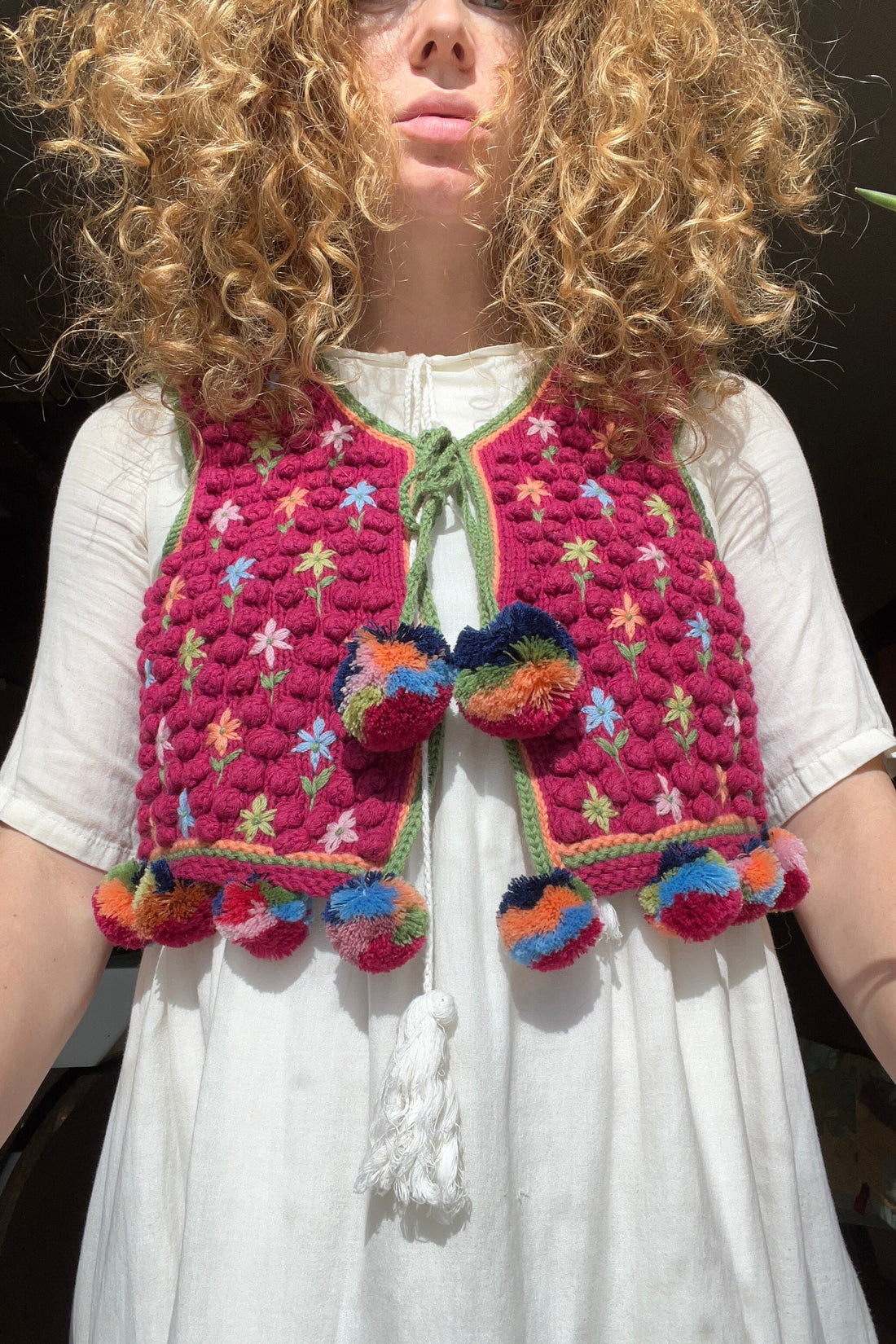 малинова етнічна жилетка з вишивкою та помпонами