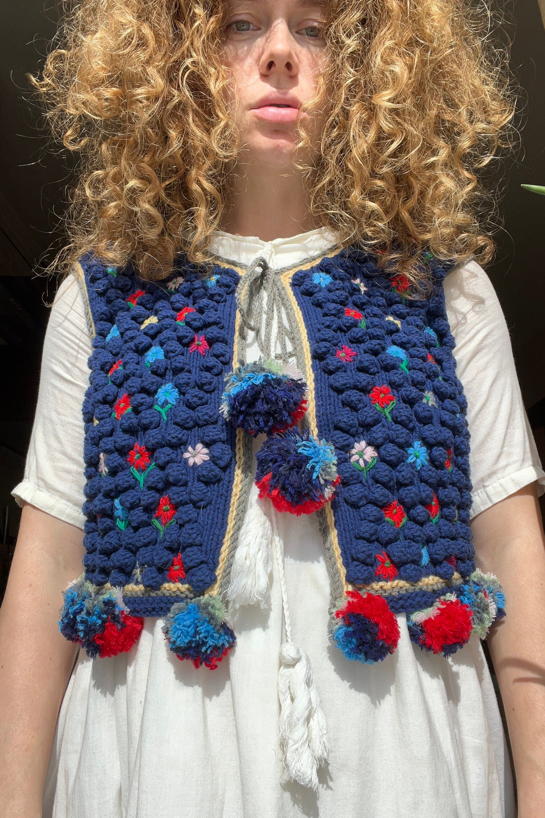 синя етнічна жилетка з вишивкою та помпонами