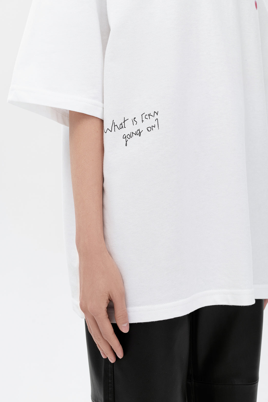 футболка з плямами у білому кольорі