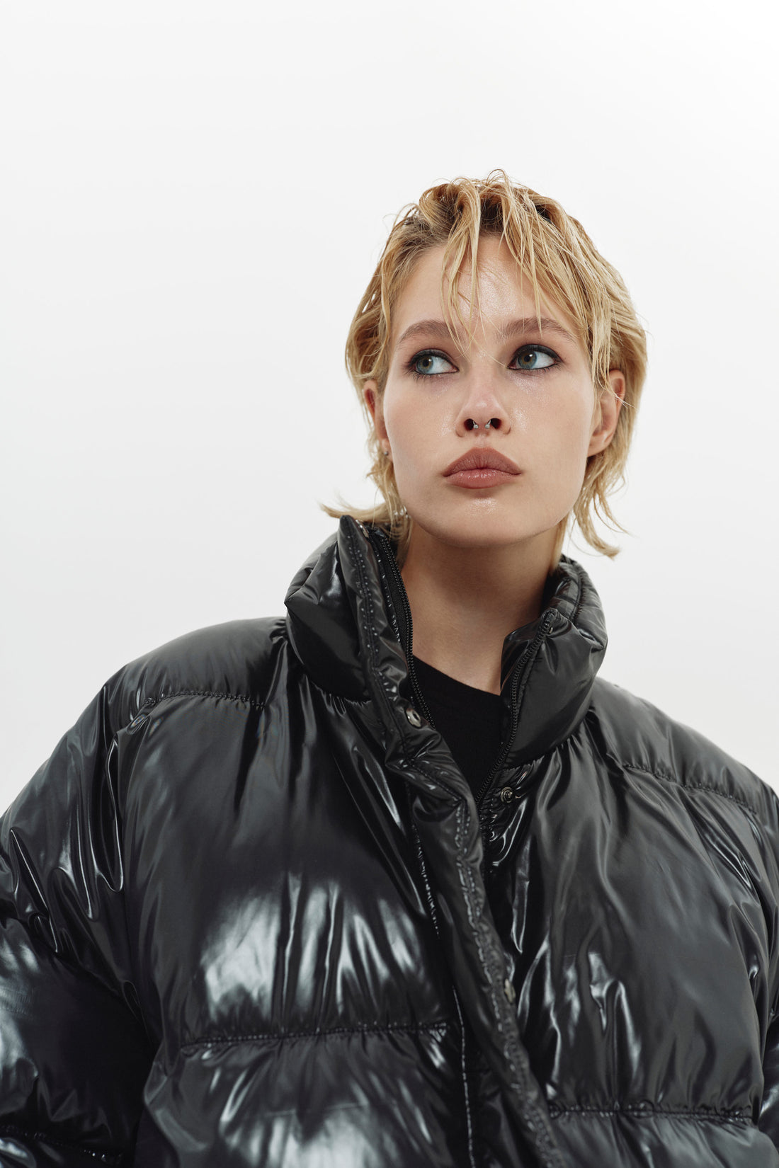 пуховик-бомбер у чорному кольорі