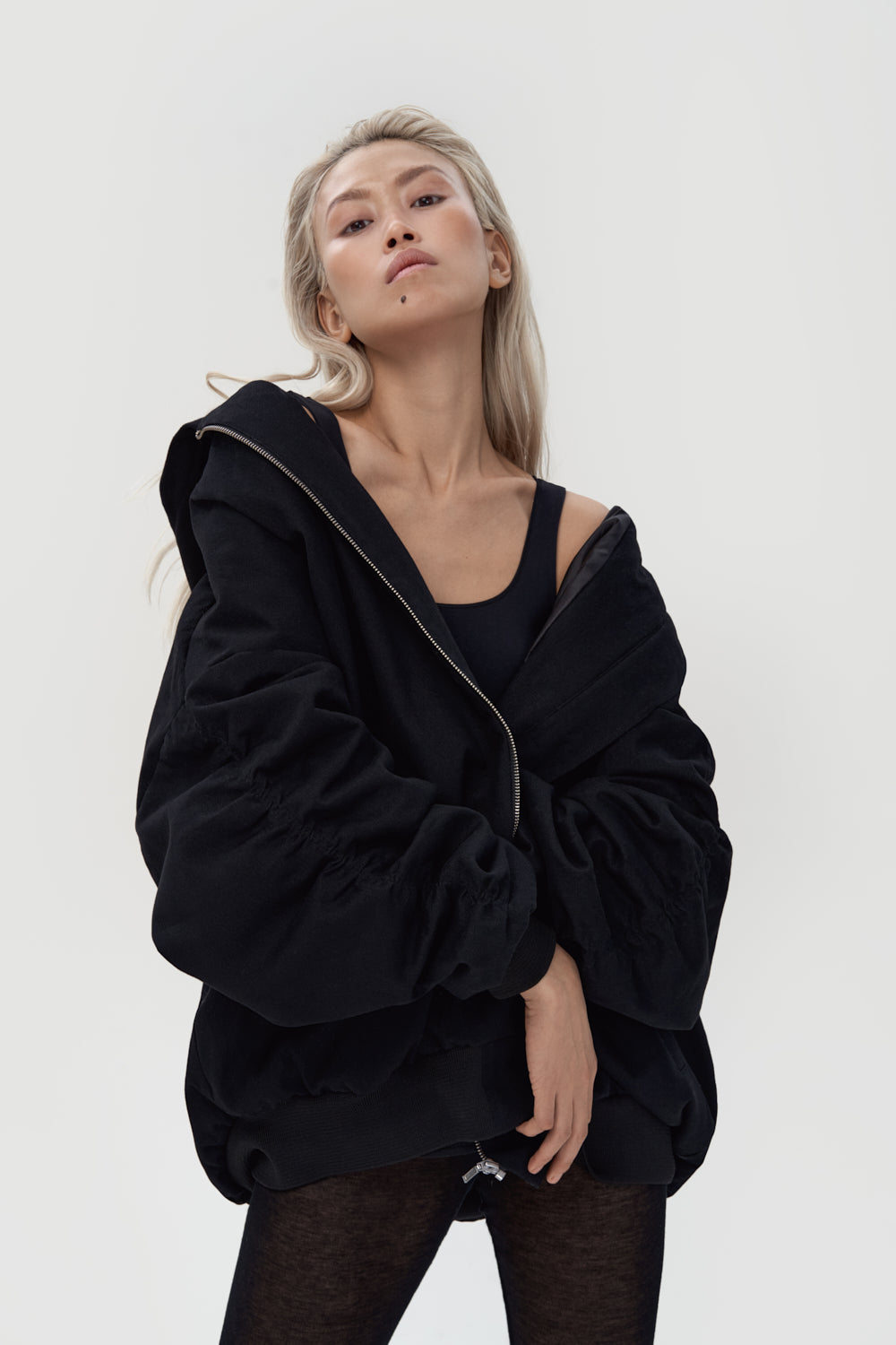 бомбер oversize у чорному кольорі