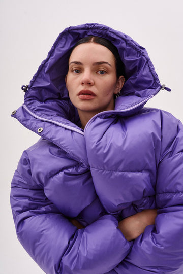пуховик-бомбер з капюшоном у кольорі purple