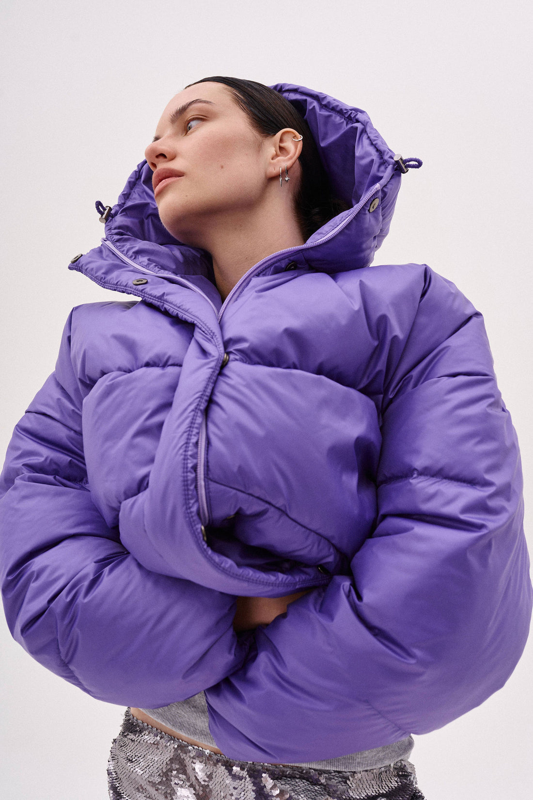 пуховик-бомбер з капюшоном у кольорі purple