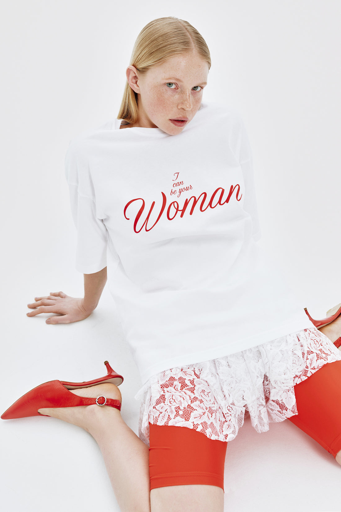 футболка "woman" у білому кольорі