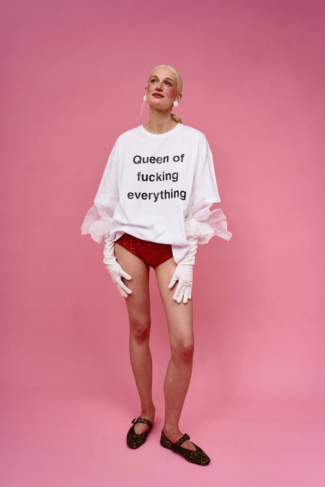 футболка queen of fucking everything у білому кольорі