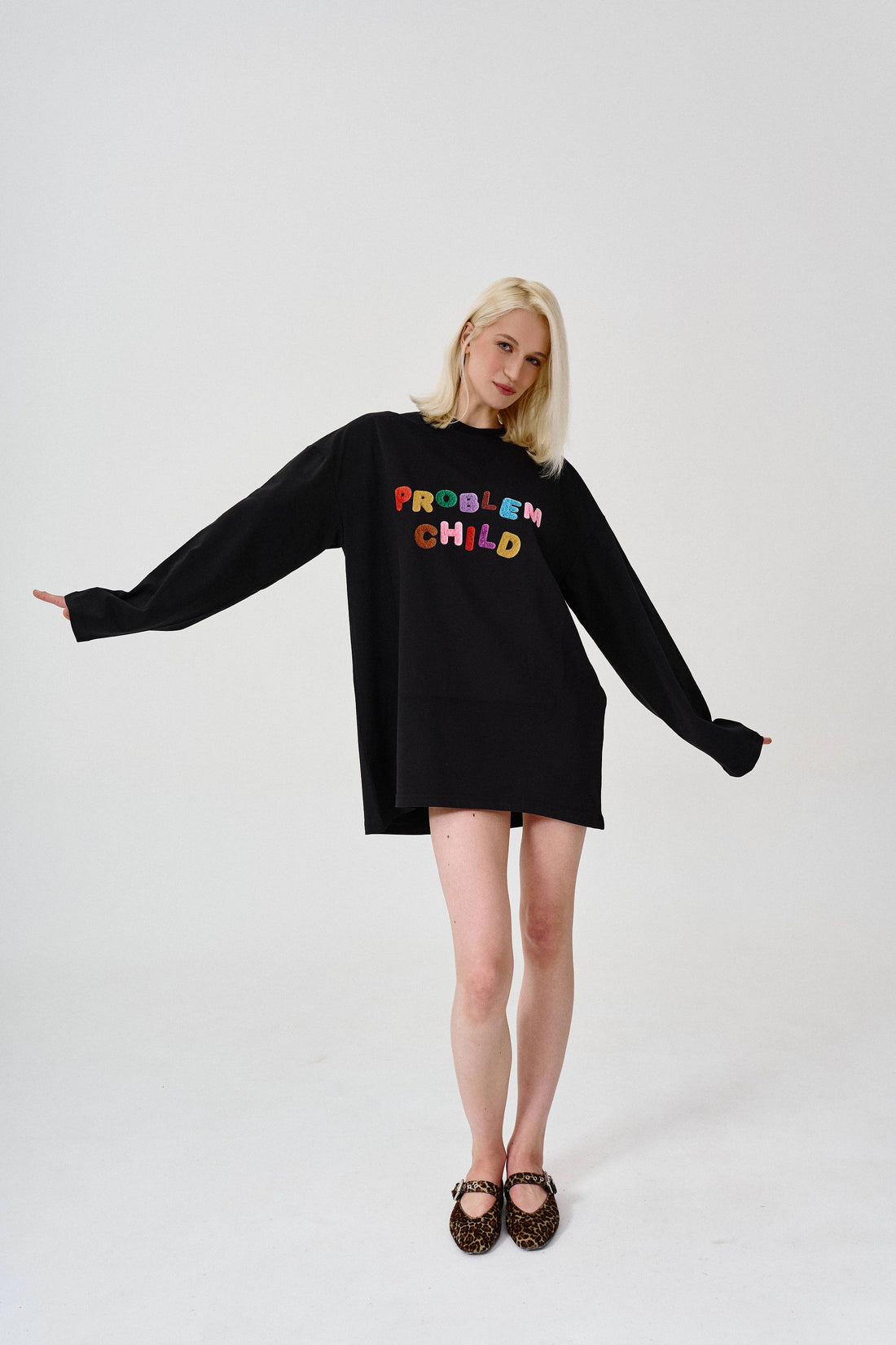 довгий лонгслів problem child у чоному кольорі