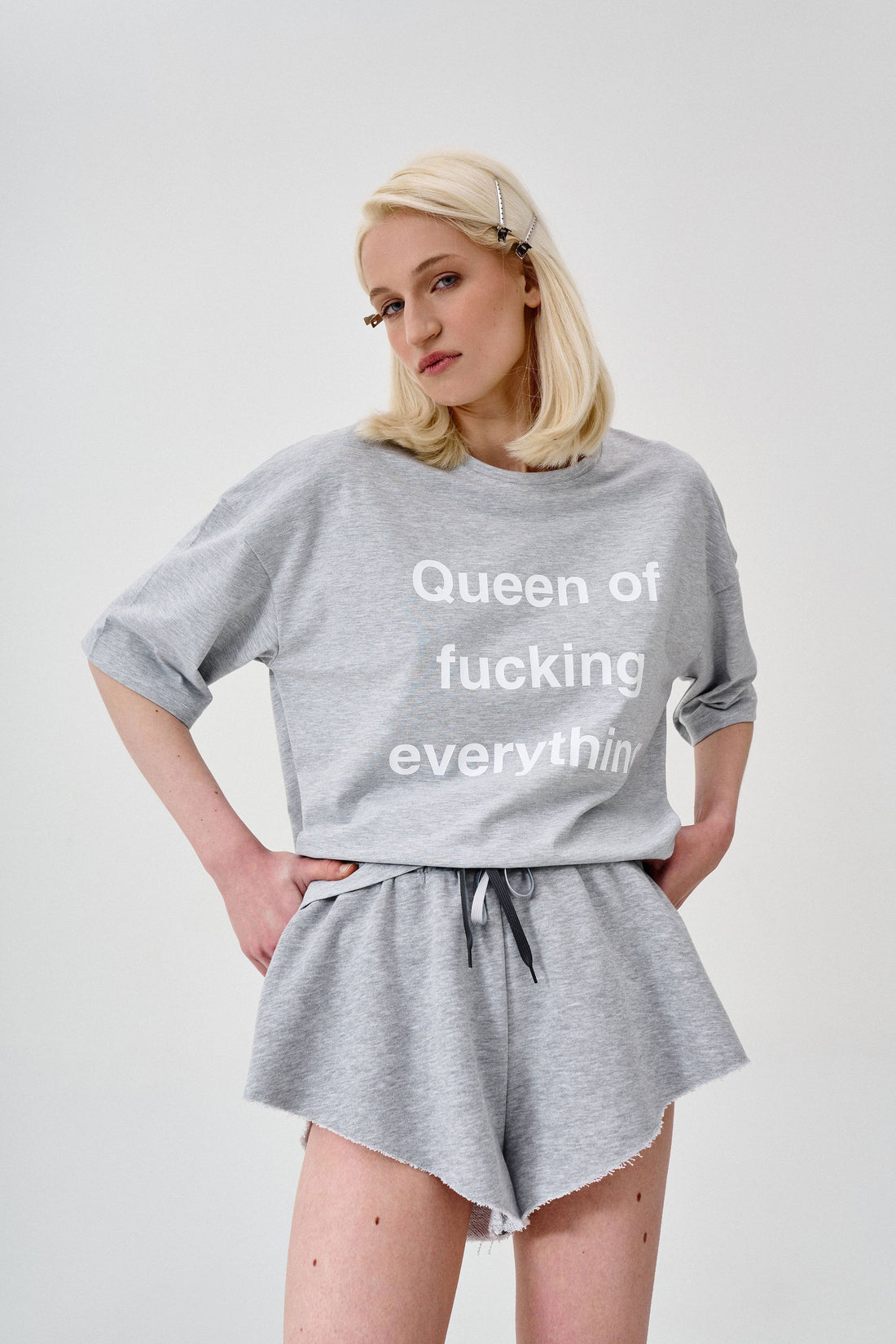 футболка queen of fucking everything у кольорі сірий меланж
