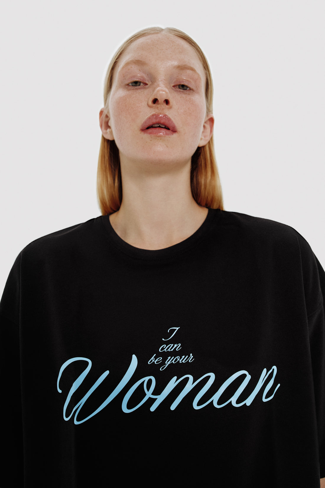 футболка "woman" у чорному кольорі