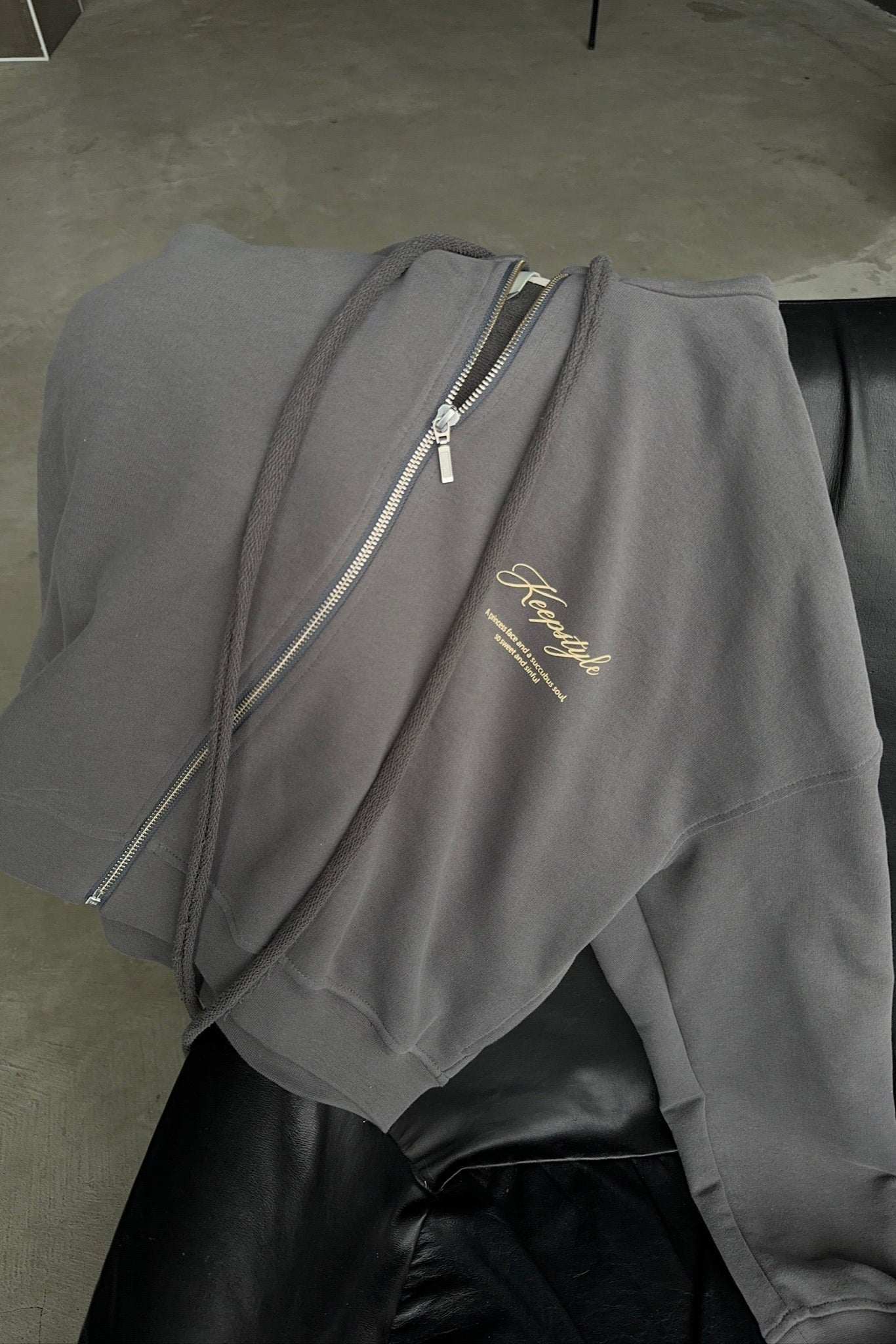 *зіпер укорочений з довгими шнурками у сірому кольорі special selection