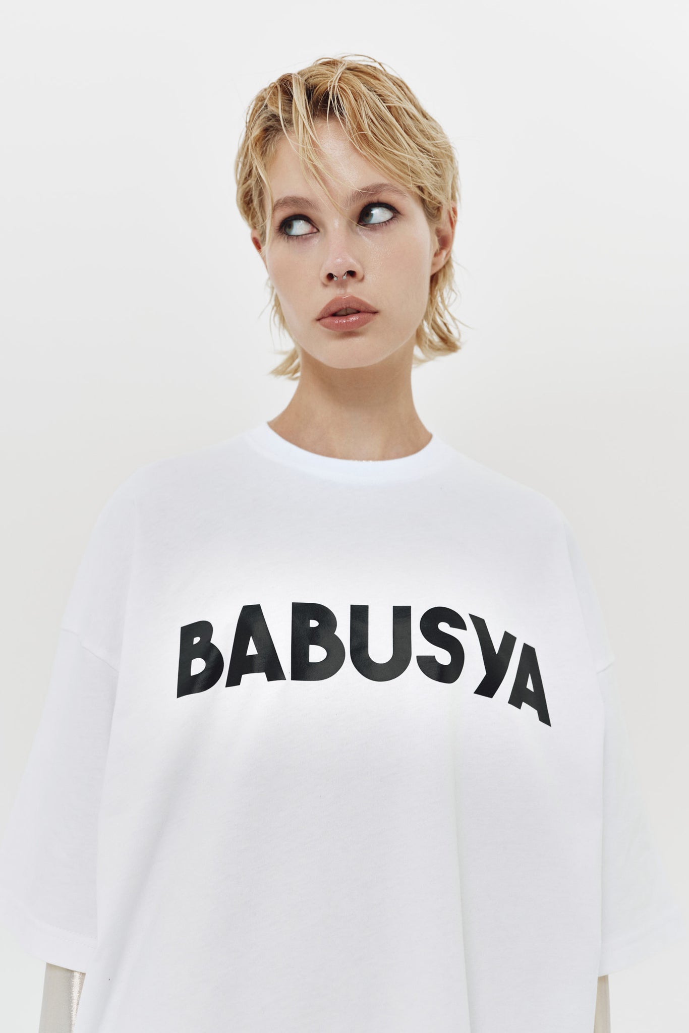 футболка "babusya" у білому кольорі
