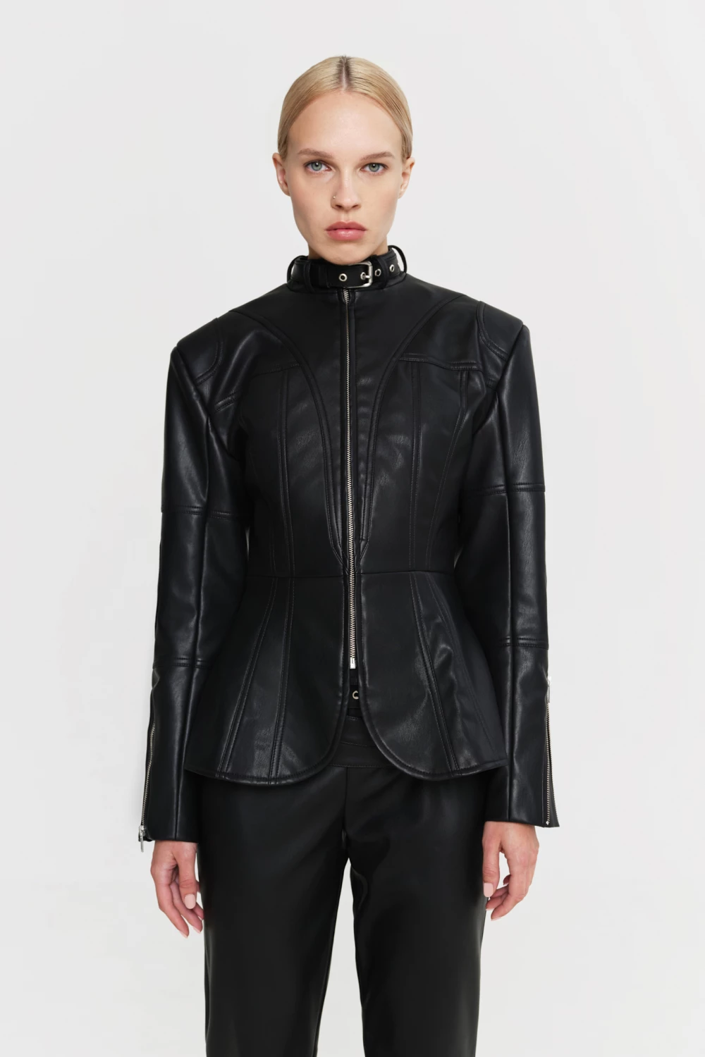 slim-fitted jacket in black color