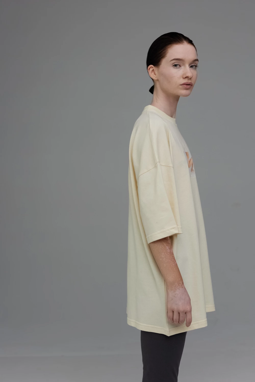 t-shirt under pose in vanilla color