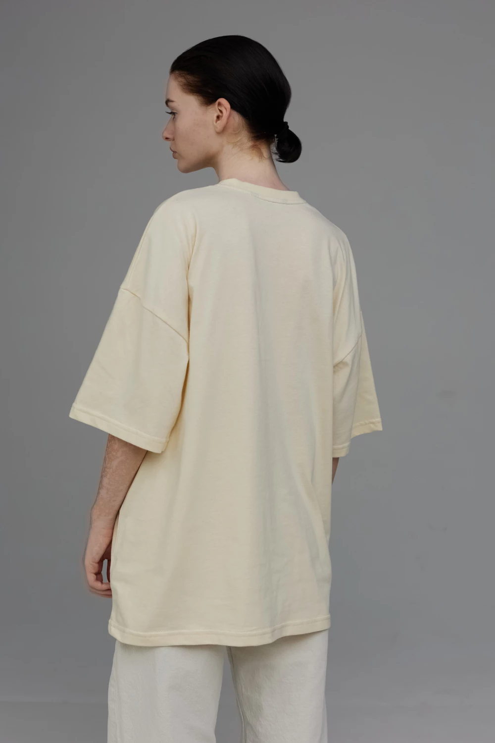 t-shirt "above pose" in vanilla color