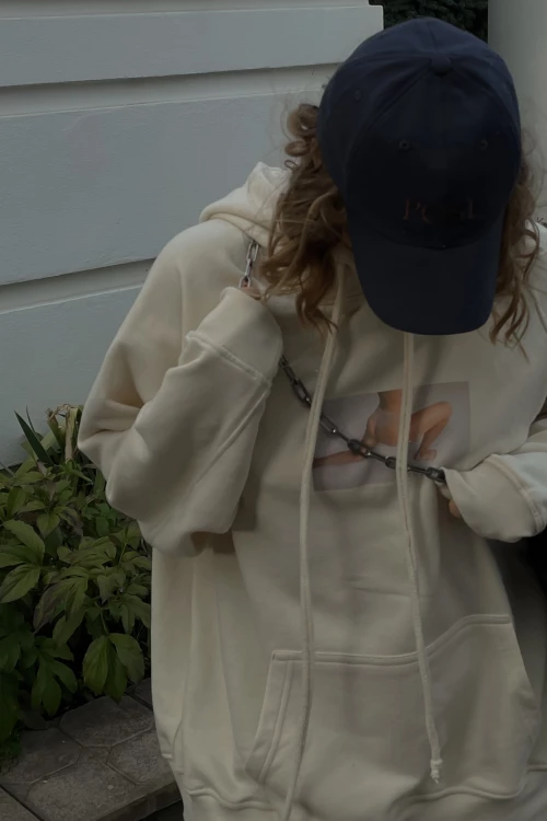 hoodie "under pose" in vanilla color