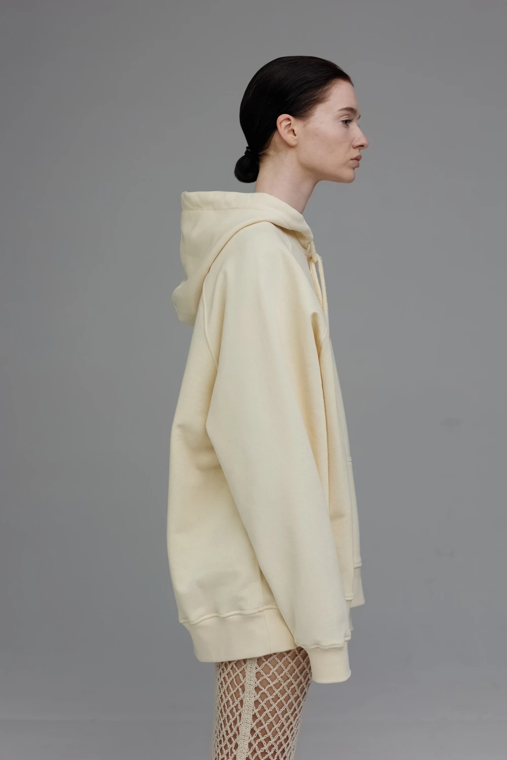 hoodie "under pose" in vanilla color
