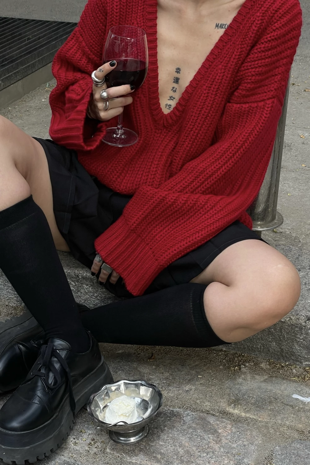 светр з глибоким вирізом темно-червоного кольору