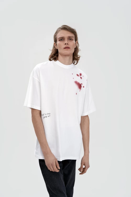 футболка з плямами у білому кольорі