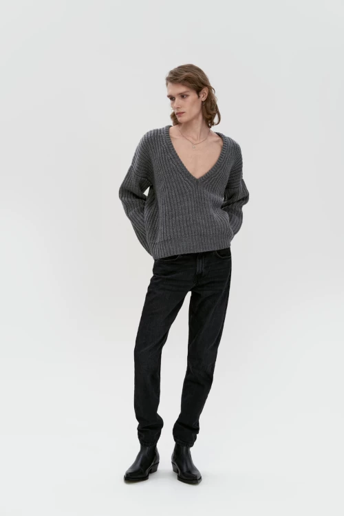 светр з глибоким вирізом сірого кольору
