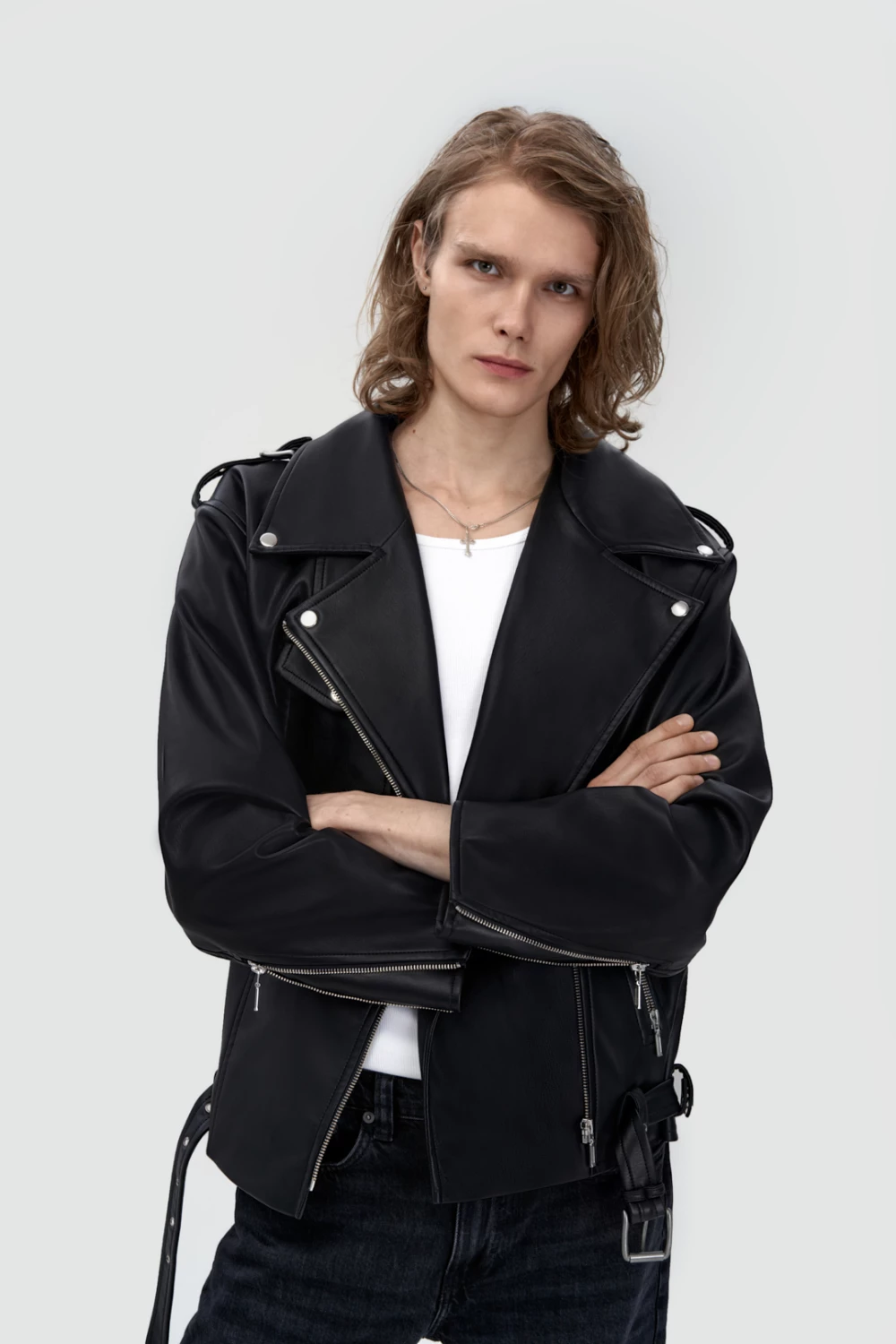 biker jacket in black color