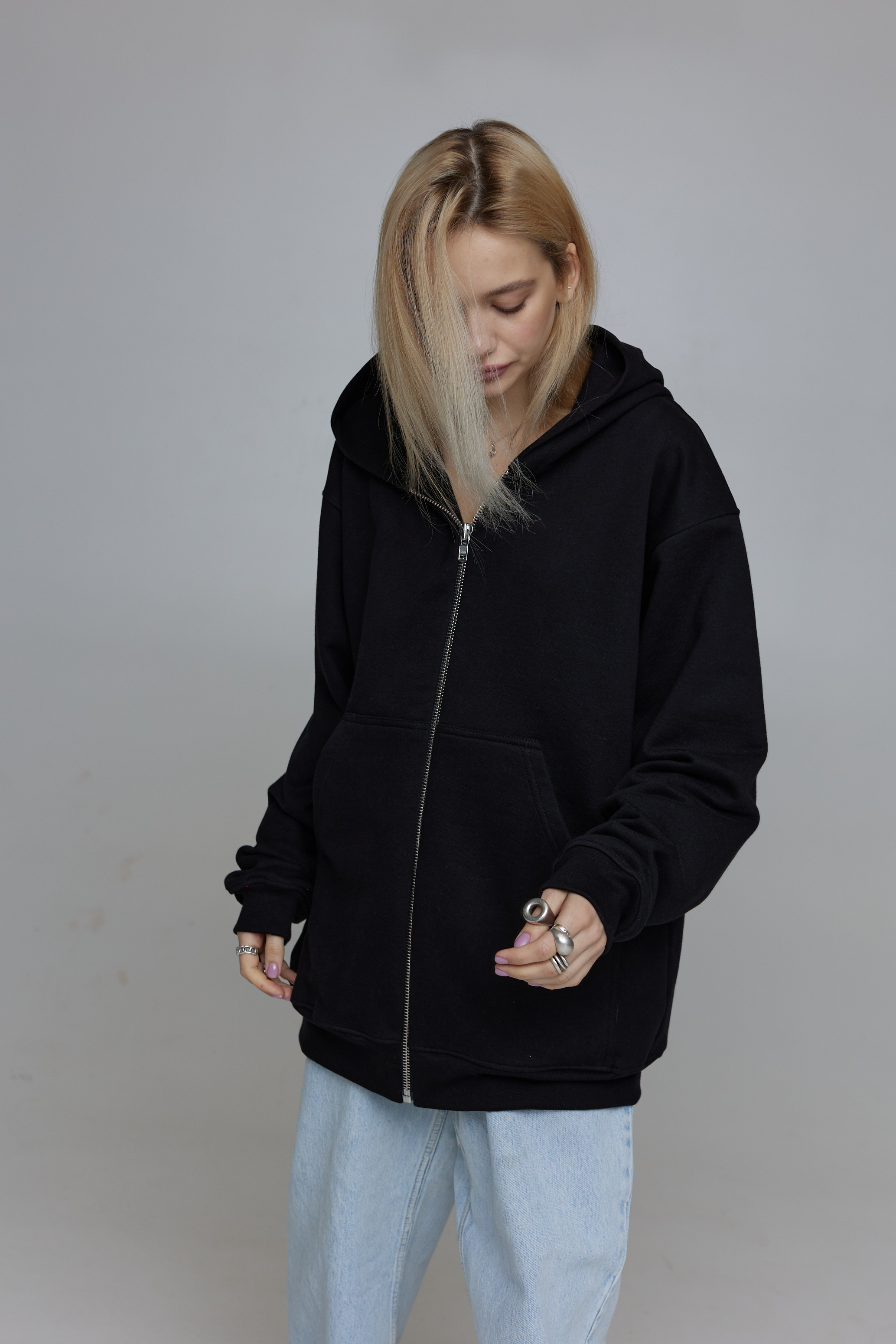 zip-up hoodie light in black