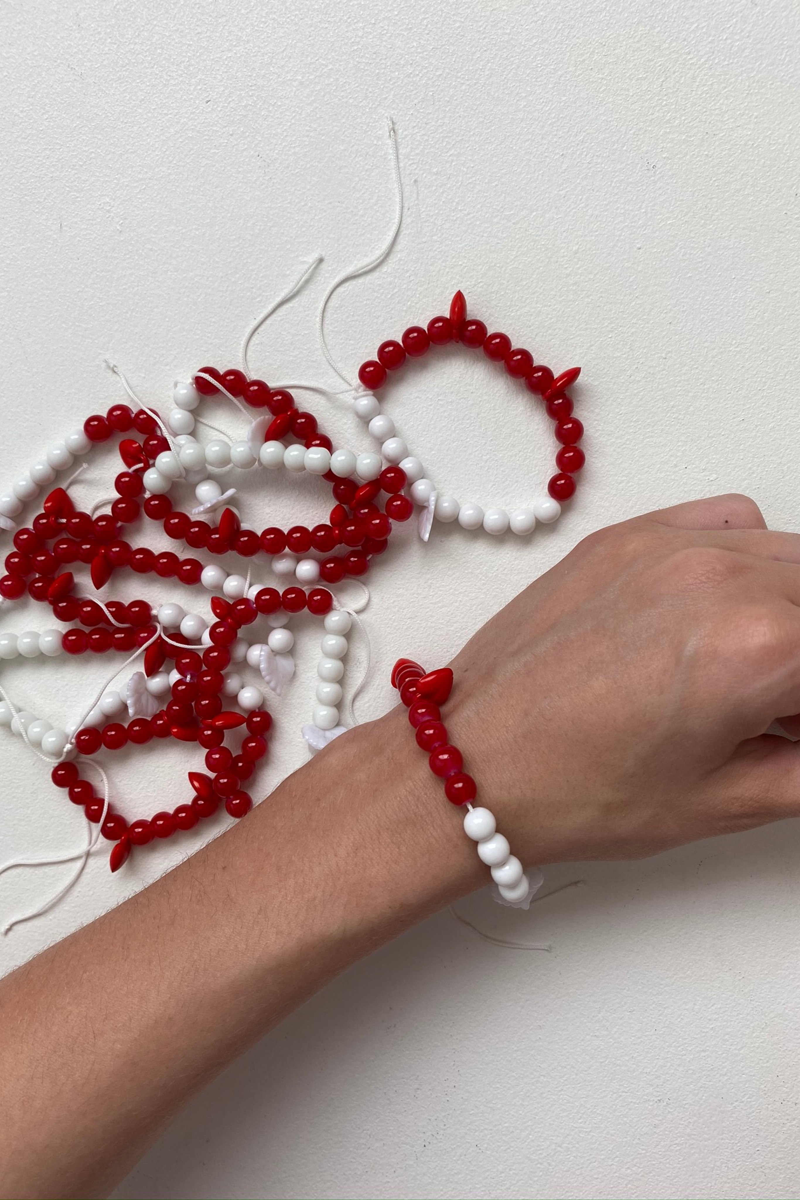 Bracelet with hearts in red