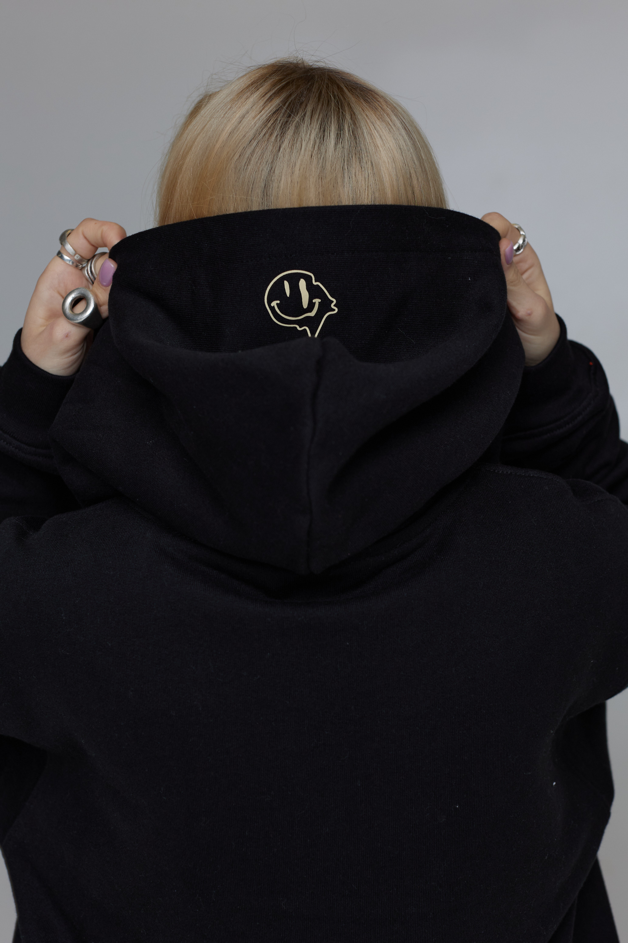 zip-up hoodie light in black